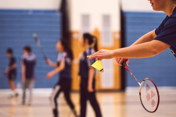 Quelle est la meilleure stratégie d'entraînement pour augmenter la force des coups en badminton?