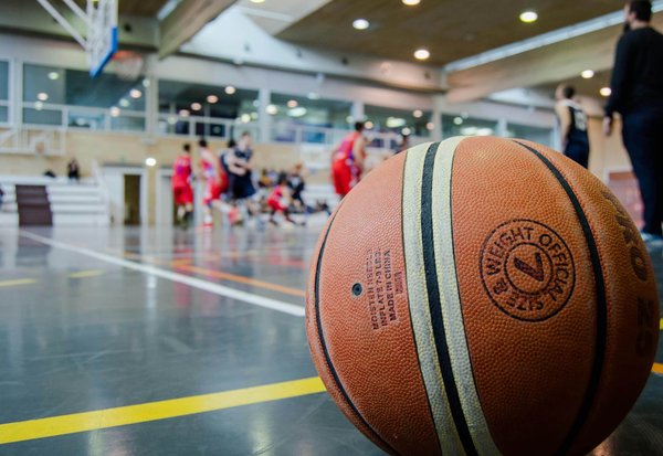 Comment un centre de basket peut-il améliorer son jeu de pieds pour devenir plus agile sous le panier ?